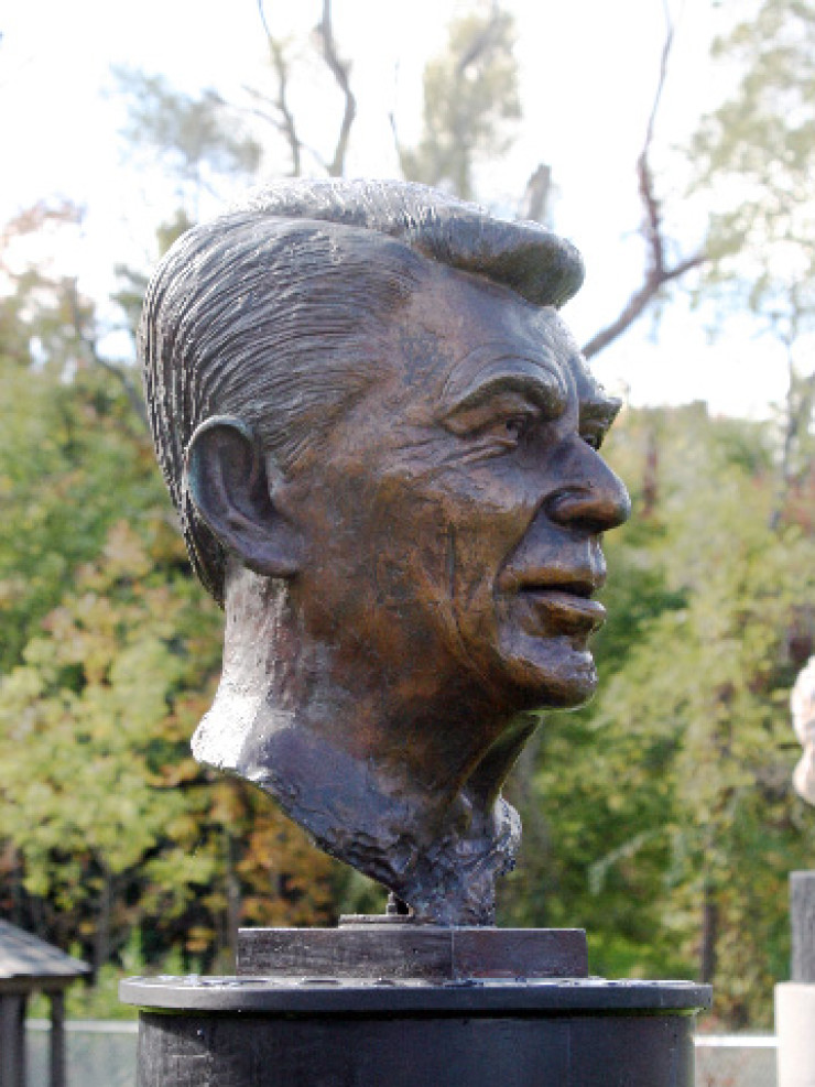 Ronald-Reagan | Alexander-Sculpture-Garden Clarence New-York